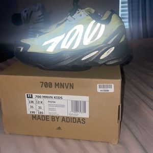 13 size yezzy 700 kids